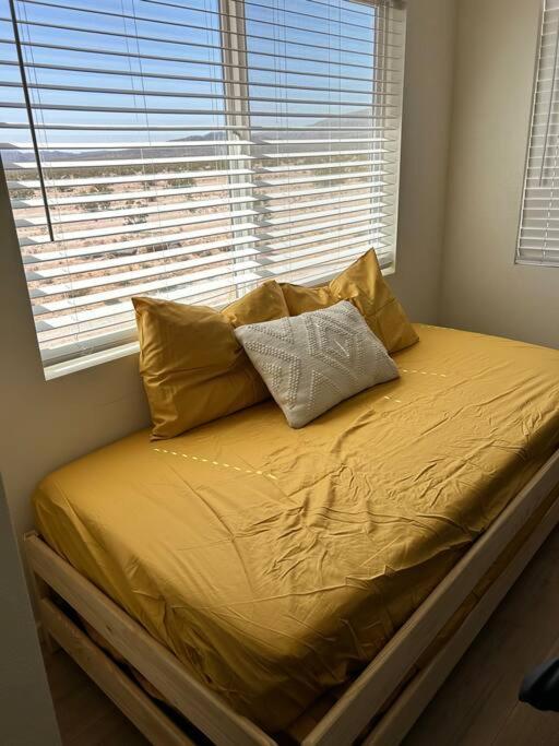 Serene Modern Home Backdoor With Great Wifi, Games, Movies, Patio Seating And Bbq Easy Access To North Joshua Tree National Park In 10 Minutes Twentynine Palms Bagian luar foto