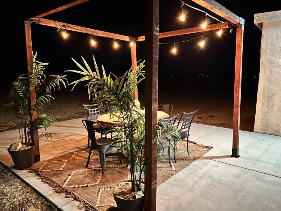 Serene Modern Home Backdoor With Great Wifi, Games, Movies, Patio Seating And Bbq Easy Access To North Joshua Tree National Park In 10 Minutes Twentynine Palms Bagian luar foto